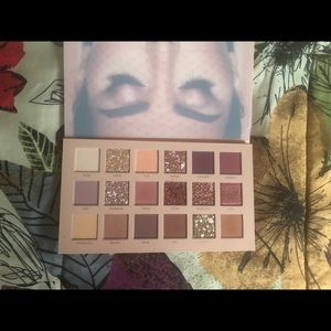 Huda beauty nude palette
